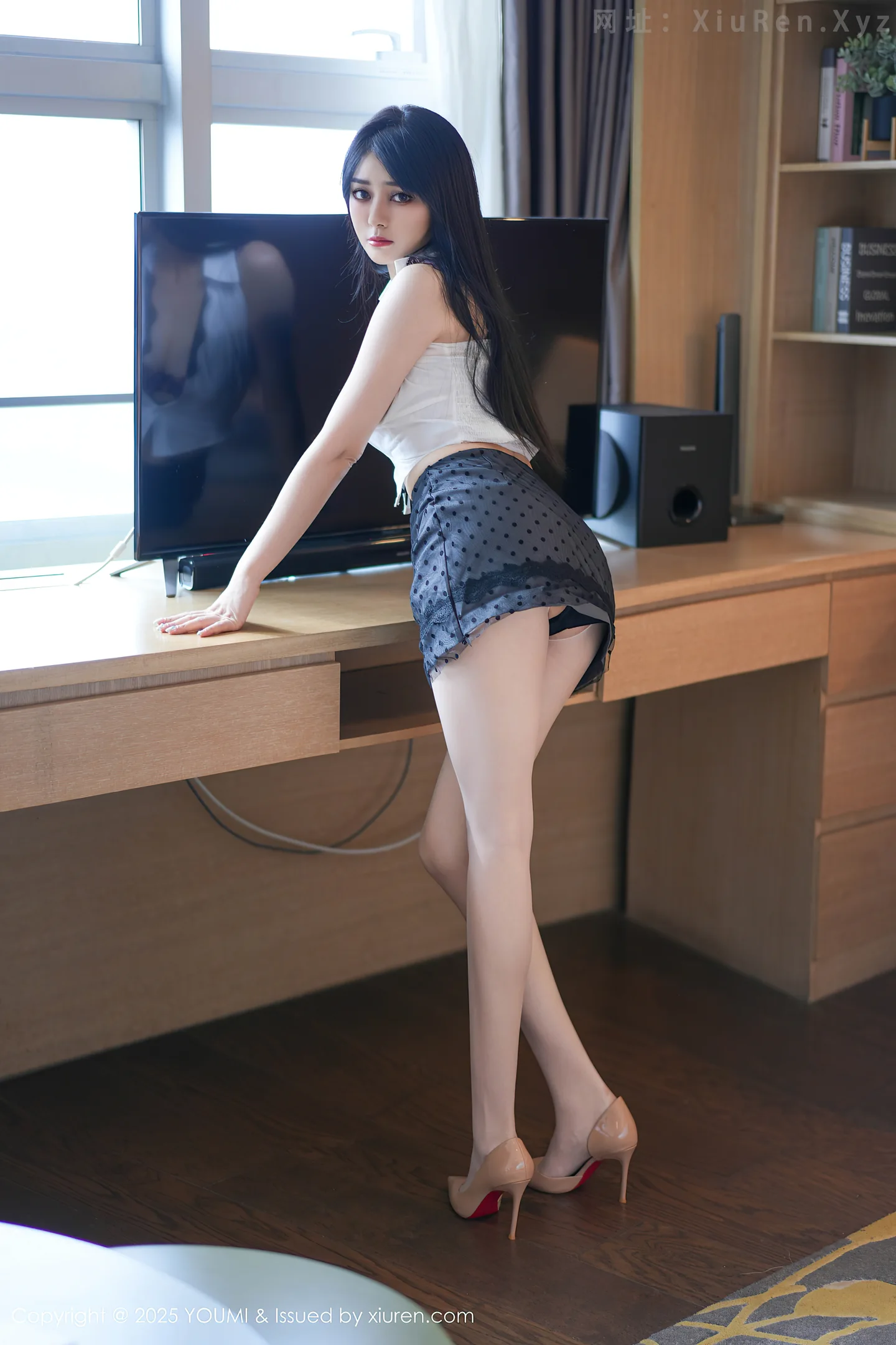 图片[5]-[YouMi尤蜜荟]Vol.1169_模特凯竹Quinn黑色蕾丝波点短裙配白色丝袜秀丰腴身姿诱惑写真69P-秀人网 - XiuRen.Pro